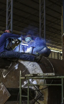 welding-male-worker-metal-is-part-machinery-nozzle-pipeline-construction-petroleum-oil-gas (1)